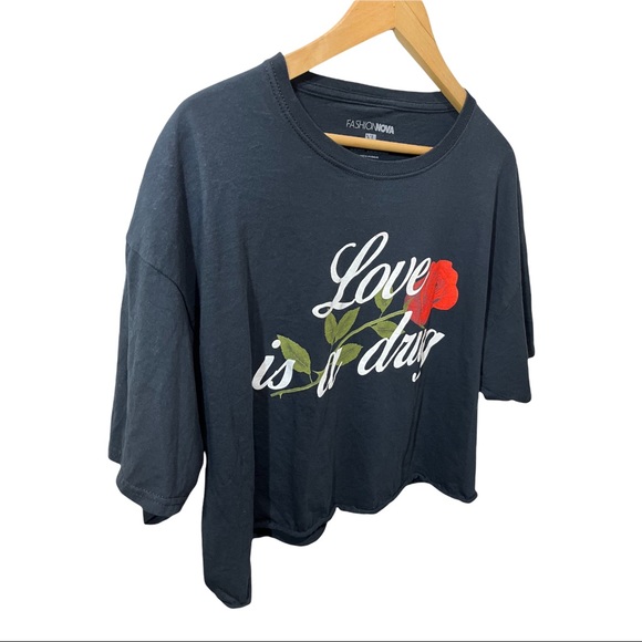 FASHION NOVA BLACK GRAPHIC ROSE CROP SS TEE - Picture 4 of 15